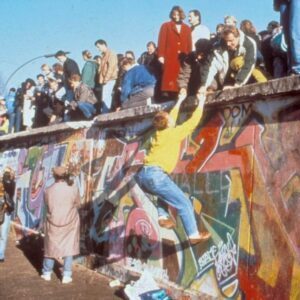 Personnes sur le mur de Berlin